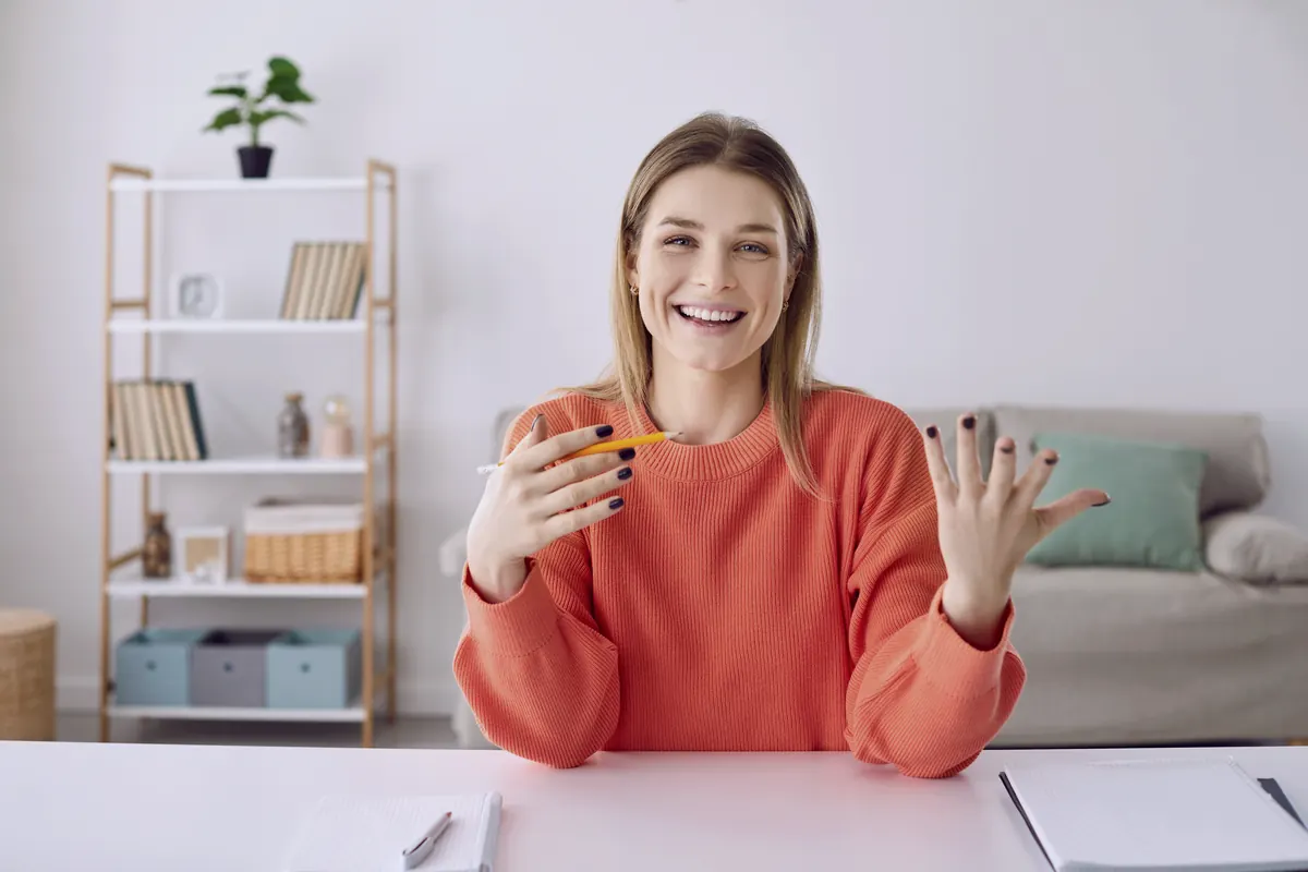 Facilitadora dictando una sesión virtual